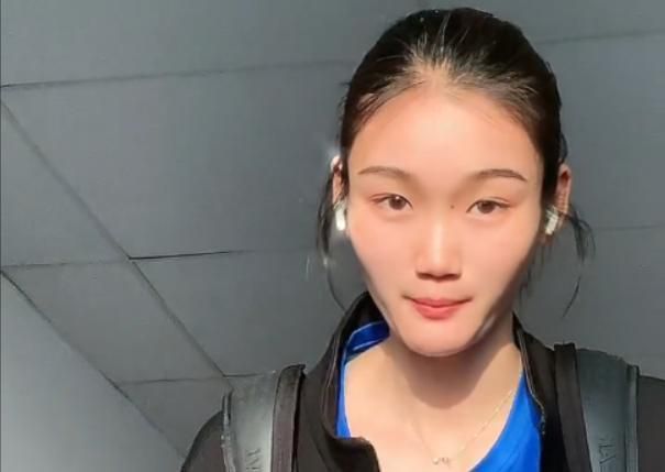 第70分钟，罗德里中场被亚历克斯桑德铲倒在地，主裁判向亚历克斯桑德出示了一张黄牌，罗德里无法坚持，随后被替换下场！